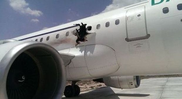 Esplosione nella cabina dell'aereo somalo, ecco la consegna del computer-ordigno al kamikaze