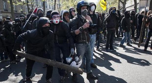Parigi, scontri tra manifestanti incappucciati e polizia per Jobs Act