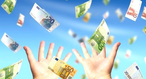 Lancia 3.200 euro in banconote dal balcone: caos tra i passanti, una signora li restituisce