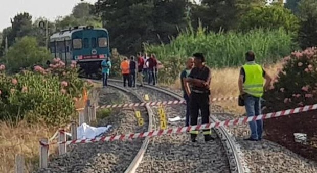 Attraversa i binari, ragazzino di 15 anni muore travolto dal treno