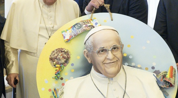 Da Putignano al Vaticano: a papa Bergoglio il quadro del maestro cartapestaio