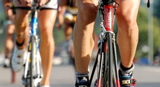 Fumogeno in cielo: l'atleta cade dalla bici durante la gara di Triathlon