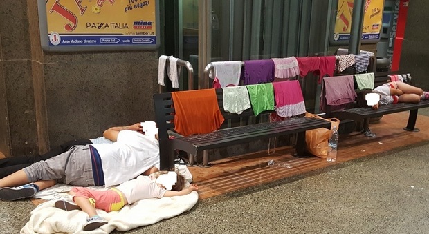 Aversa, famiglia accampata in stazione: bimbi costretti a dormire sulle panchine