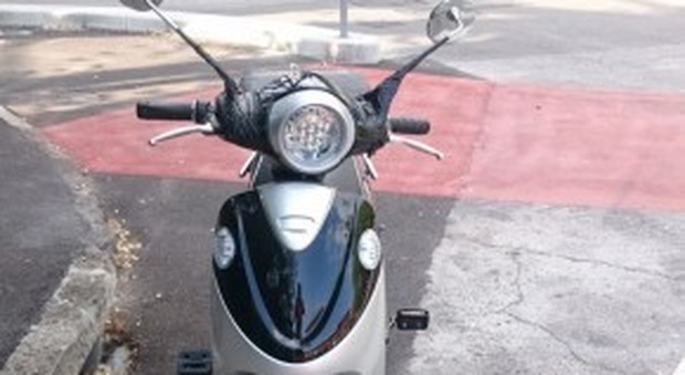 Senza patente, casco e assicurazione in sella a uno scooter travestito da bici