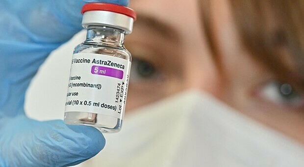 Astrazeneca, l'immunologa Azzari: «Non somministrarlo alle donne giovani, neanche la seconda dose. Rischio trombosi»
