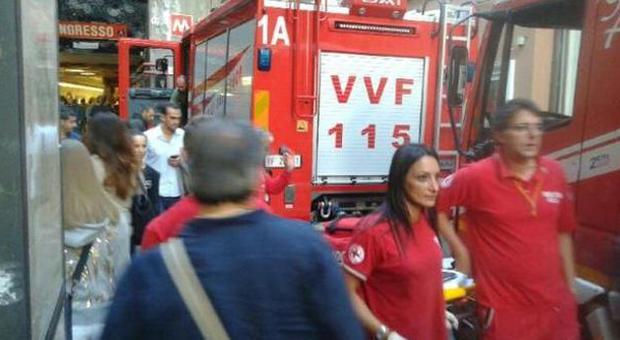 Allarme bomba in piazza di Spagna: fumo nella metro e paura. L'Atac: «Era solo polvere»