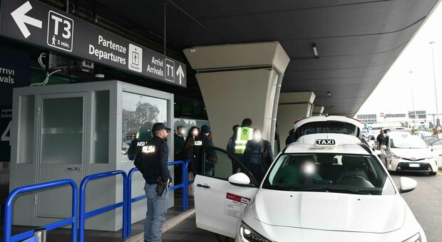 Taxi e Ncc abusivi, più vigili negli aeroporti di Fiumicino e Ciampino: dopo la rissa tassista-vigilantes aumentano i controlli