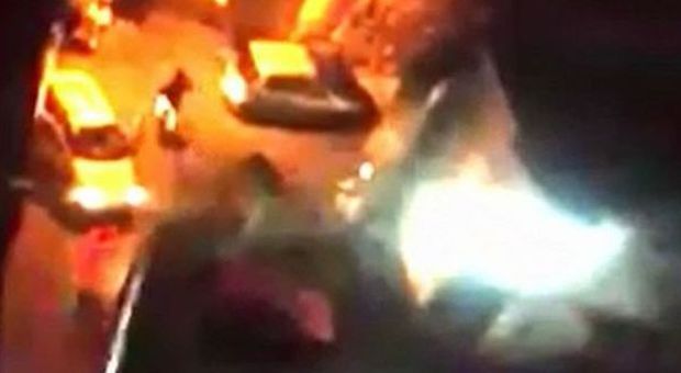 Napoli, video choc: auto in sosta bloccano l’ambulanza, paziente muore