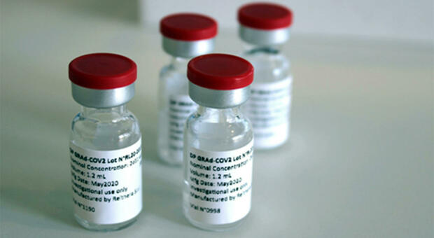Vaccini, sfuma l'offerta da 27 milioni di dosi: «Ma la caccia è aperta»