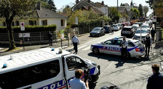 Agente uccisa a coltellate alla gola vicino a Parigi. Morto anche l'assalitore tunisino. «Ha gridato Allah Akbar». Tre arresti