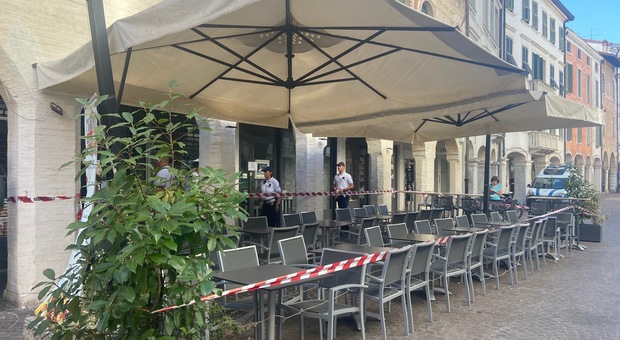 La polizia locale mette i sigilli al Micco's bar di Pordenone: troppo rumore nelle serate