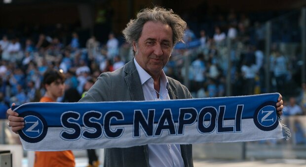 Paolo Sorrentino con la sciarpa del Napoli