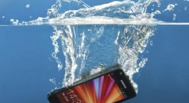 Smartphone in acqua, salvatelo con l'alcol