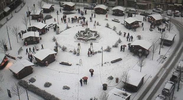 La piazza centrale di Asiago imbiancata dalla prima neve dell'anno