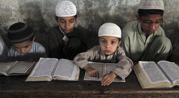 I bambini imparano il Corano in biblioteca e scoppia la polemica
