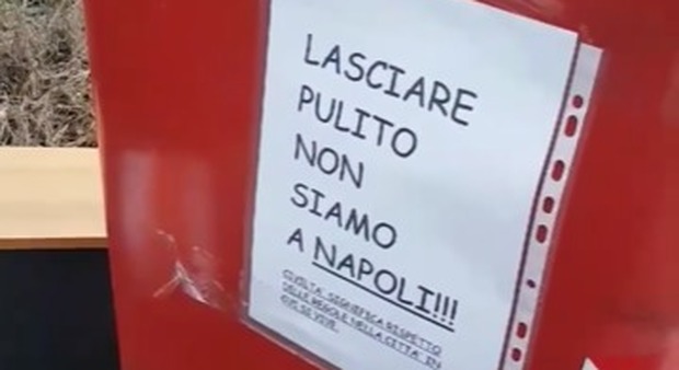«Lasciate pulito, non siamo a Napoli»: i cartelli sui cassonetti. Il sindaco: «È iniziativa di un cretino»