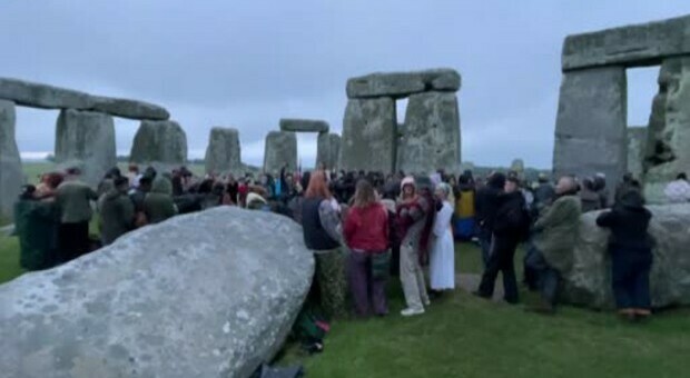 Londra, in centinaia a Stonehenge per il solstizio d'estate: «Hanno messo a rischio tutti»