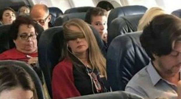 Per dormire in aereo una “mascherina” di capelli