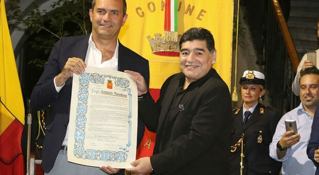 Morto Maradona, il sindaco de Magistris: «Col suo genio ha riscattato Napoli». E il governatore De Luca: «Ha scoperto l'anima della città»