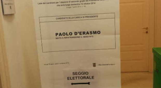 L'ingresso del seggio elettorale allestito alla sala De Carolis di palazzo San Filippo