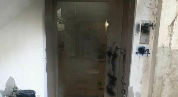 Napoli, raid vandalico nel Caf di Secondigliano: porta imbrattata con bomboletta spray