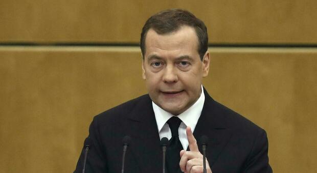 Medvedev, l'ex presidente russo torna all'attacco: «Londra è il nostro nemico s i inabisserà per le armi russe»