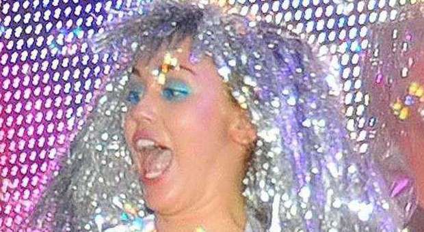Miley Cyrus scatenata in uno strip club di Miami, balli hot e spinelli. Ma la "suocera" si arrabbia