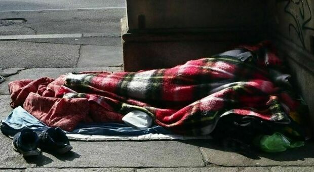 Uccide un senzatetto mentre dorme sul marciapiede in diretta video: «Mi bloccava la strada»