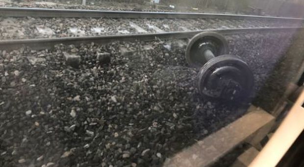 Treno merci travolge il regionale dei pendolari: quattro persone ferite