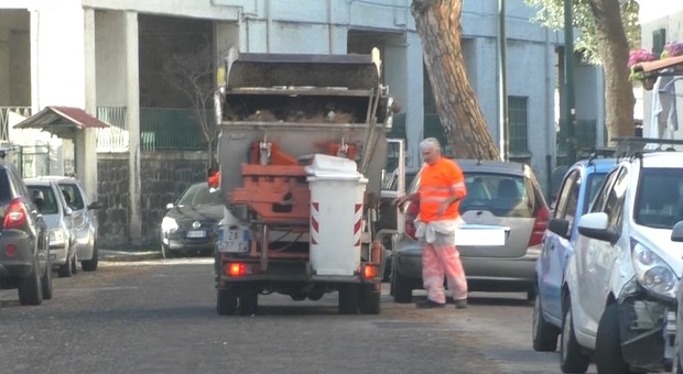 Napoli, caos e rifiuti alla Loggetta. I residenti denunciano: «Gli operatori ecologici vengono minacciati»