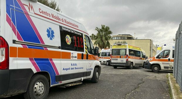 Roma, i pazienti restano bloccati nelle ambulanze: è record di malati in attesa di ricovero