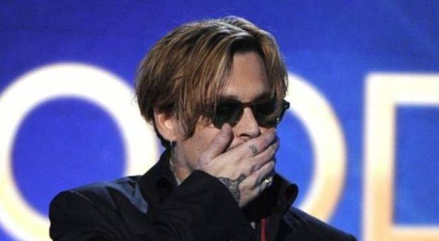 Johnny Depp, ma che fai? Ubriaco sul palco degli Hollywood Awards