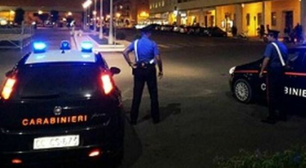 Latitante inseguito per le strade della movida a Riccione, carabinieri costretti a sparare