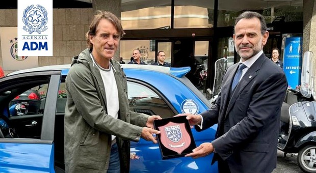 Consegnata a Roberto Mancini una Fiat 500 confiscata al narcotraffico