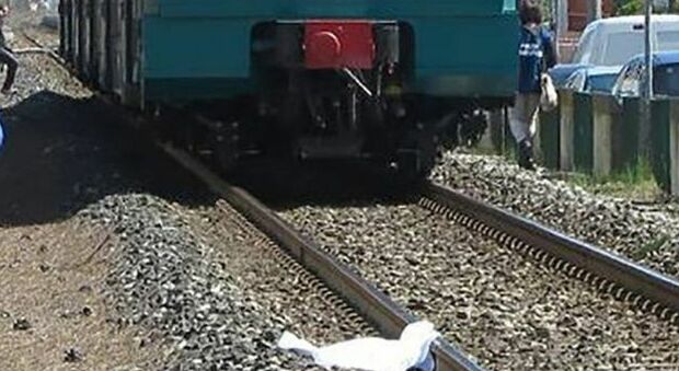 Uomo travolto e ucciso da un treno merci: «Stava camminando accanto ai binari»