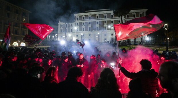 Manganellate a Pisa, a Roma manifestazione di studenti con fumogeni e megafoni davanti a Viminale
