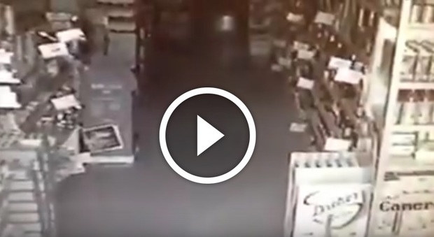 Terremoto, le immagini choc della scossa dentro un supermercato di Amatrice