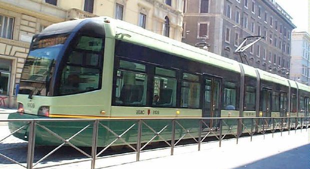 Roma, uomo investito da un tram sulla Prenestina: in ospedale