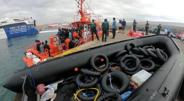 Migranti, nave italiana soccorre 108 persone: «Riportate in Libia»