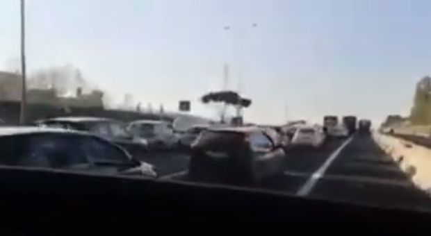 Roma, traffico su GRA e Tangenziale. Il video choc: «Vanno a fare la gita fuori porta per Pasqua»