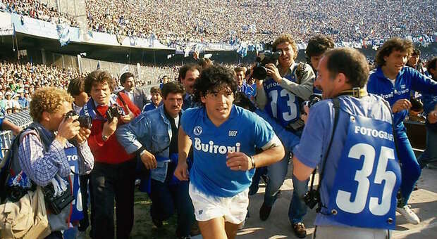 «Lo stadio San Paolo intitolato a Diego Armando Maradona»: i tifosi chiedono il cambio nome. De Magistris approva