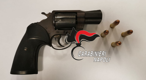Napoli, pistola sotto il sedile dell'auto: 22enne bloccato in auto dai militari