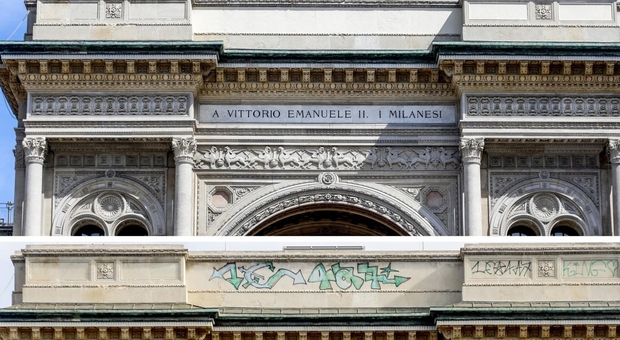 Galleria Vittorio Emanuele II imbrattata, Sala: «Dimostrazione di profonda ignoranza. Ma già ripulito rapidamente. Alla milanese»