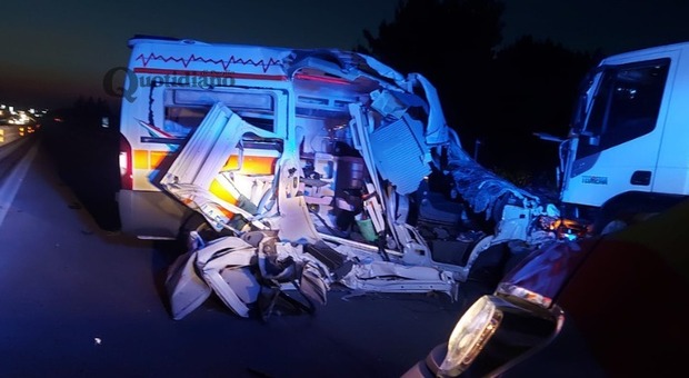 Incidente stradale all'alba: ambulanza contro camion. In due vivi per miracolo