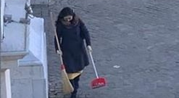 «E' Natsuko la donna che pulisce il centro». Il sindaco di Pesaro: «La voglio premiare»