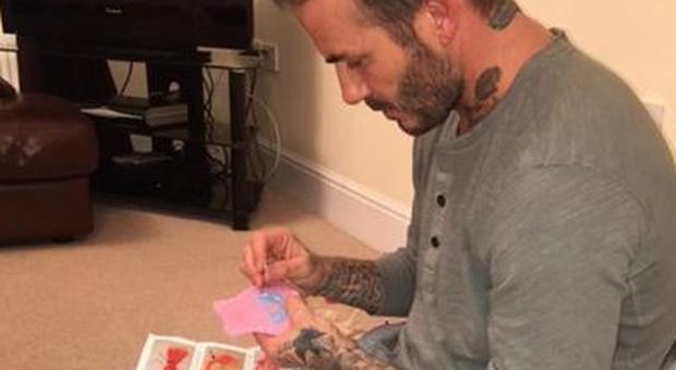 Beckham cuce i vestiti per le bambola della figlia: fan in delirio