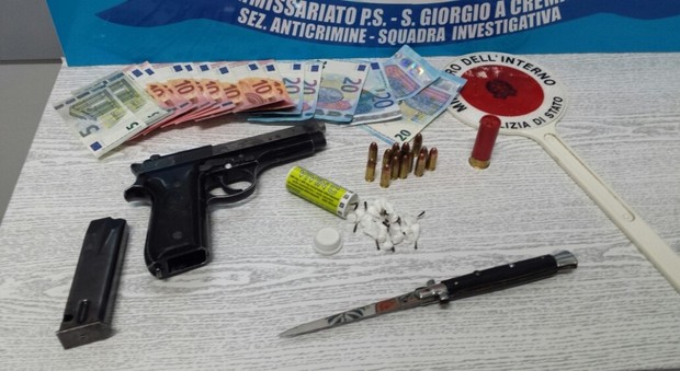 In macchina con armi e droga: due arresti nel Napoletano