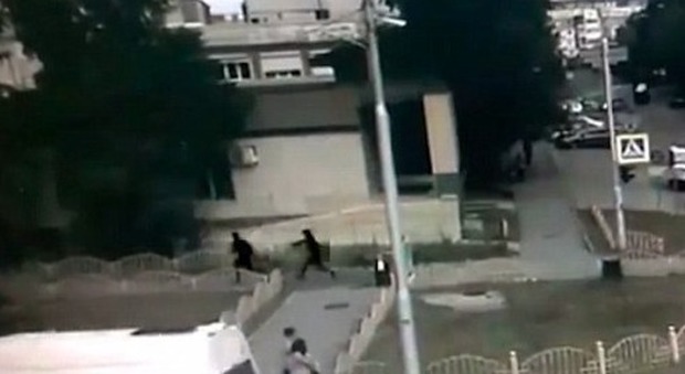 Russia, la fuga dell'assalitore di Surgut prima di venire ucciso dalla polizia Video