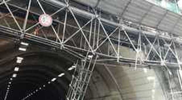 Napoli, cede un pilone in Galleria Vittoria: tunnel chiuso per rischio crollo. Traffico in tilt