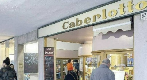 Spaccata "gourmet" in piazza, colpo da 10mila euro da Caberlotto: rubati champagne e contanti